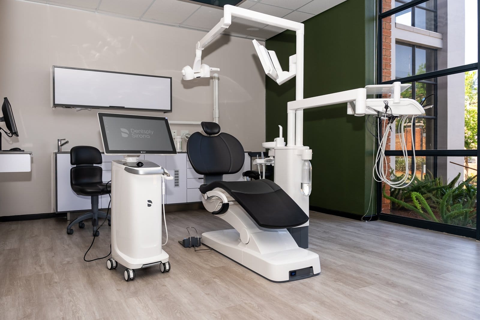 Same-Day Dentistry Roodepoort — Modern CEREC Surgery Modern dental surgery with CEREC same-day technology at Dr Chalita le Roux Inc., Roodepoort